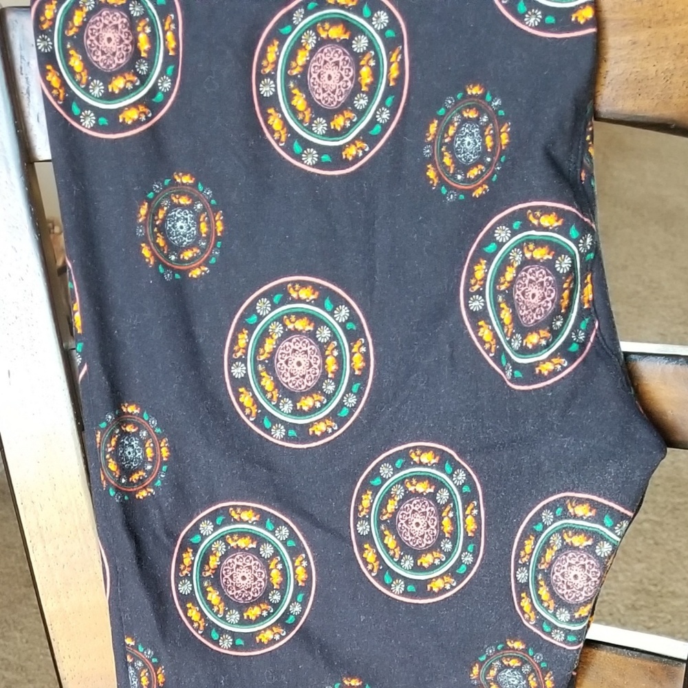 LULAROE TALL & CURVY GENTLY USED LEGGINGS